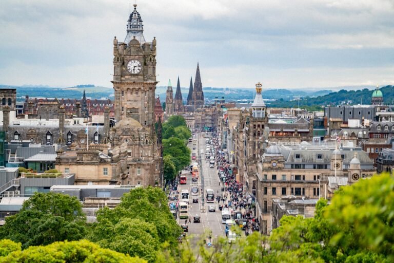 Travel & Lifestyle Guide to Edinburgh